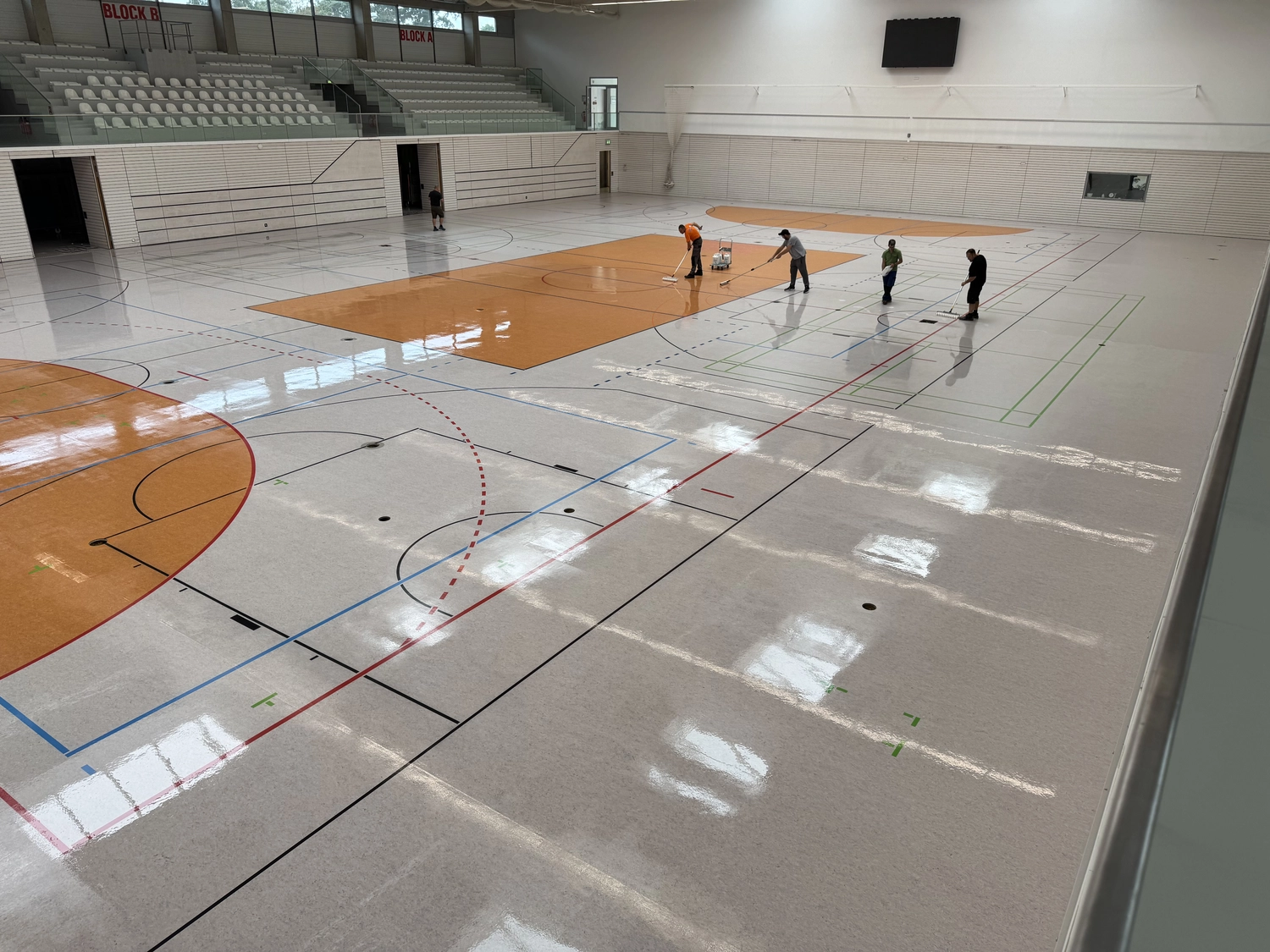 Moderne Raumpflege GmbH Boge - Gebäudereinigung - Reinigung und Pflege eines Mehrzweck-Sporthallenbodens