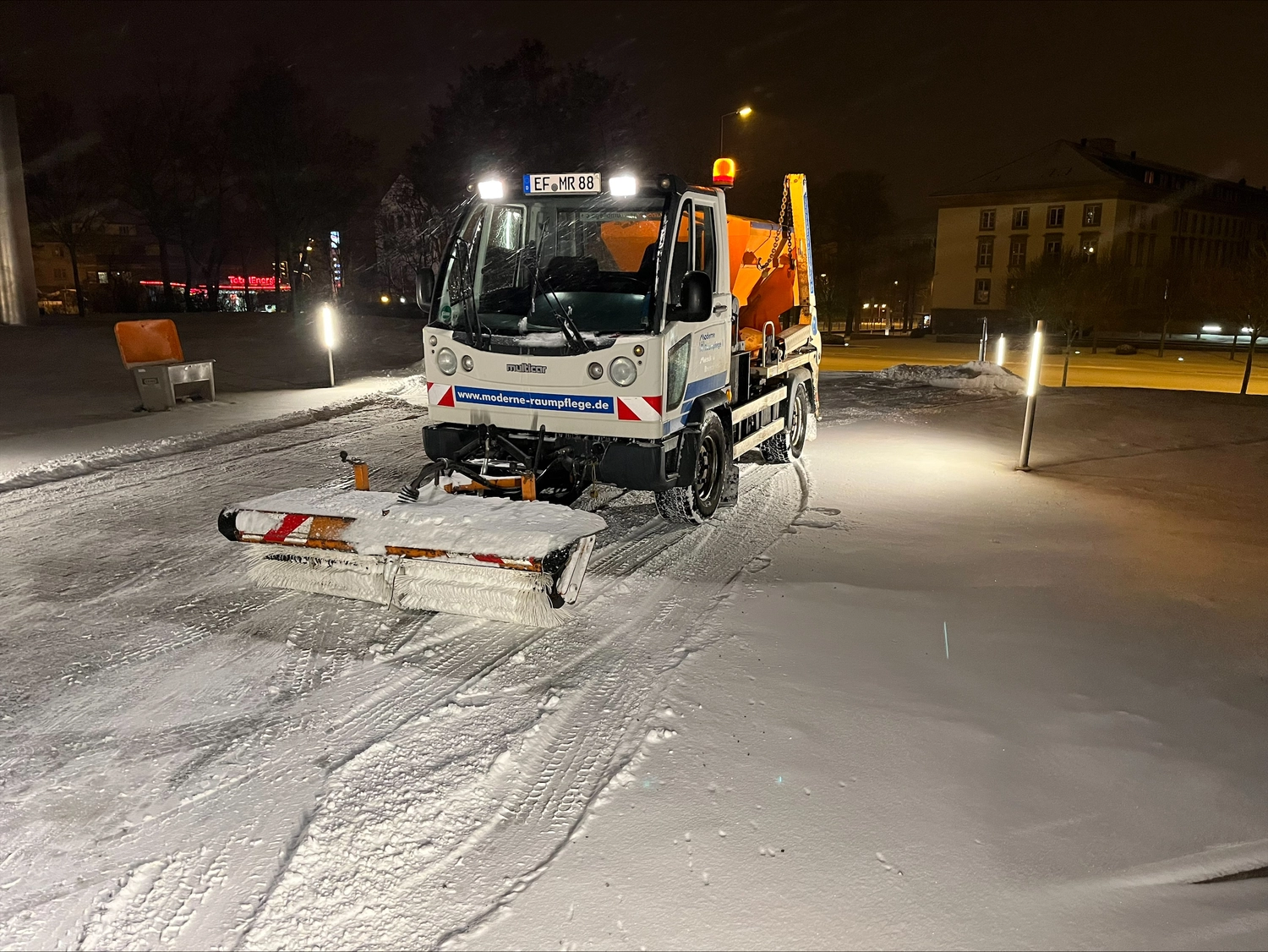 Moderne Raumpflege GmbH Boge - Gebäudereinigung - ein kommerzieller Schneepflug-LKW für den Winterdienst