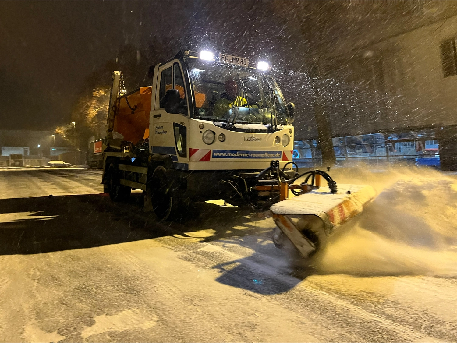 Moderne Raumpflege GmbH Boge - Gebäudereinigung - ein kommerzieller Schneepflug-LKW für den Winterdienst